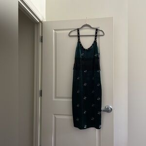 Elegant Black and Green Sleeveless Dress with Lace Mid Section